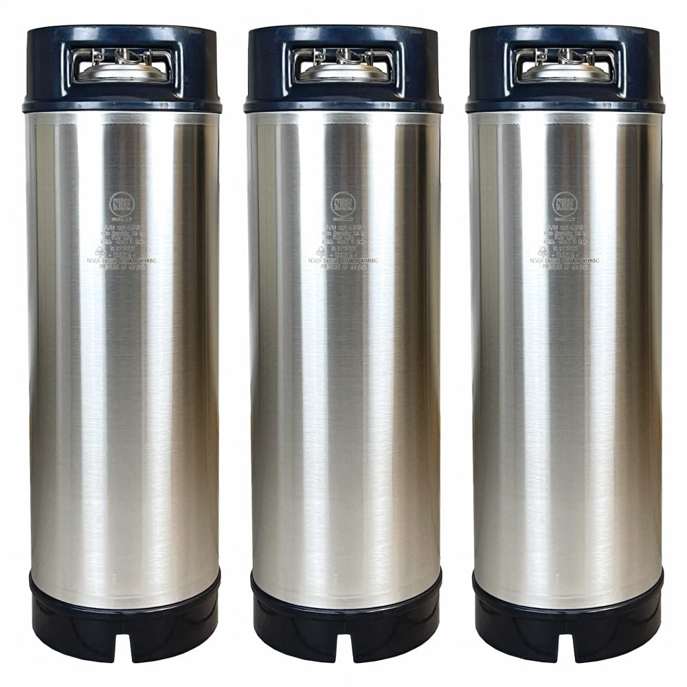 Tre AEB Fatpakke 3 x Corneliusfat 20 liter, hver trykktestet til 130 PSI og med svart bunn og håndtak, er stilt opp side om side mot en hvit bakgrunn.