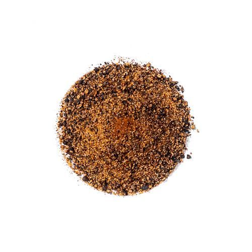 En liten haug med Sucklebusters 1836 Beef Rub (340 g), en blanding av malt svart pepper og krydder inspirert av klassisk texas-BBQ, på hvit bakgrunn.