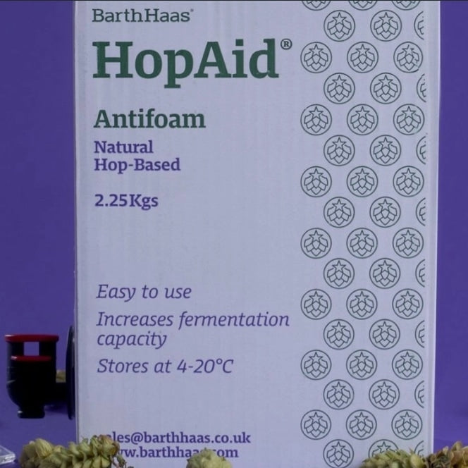 En eske med HopAid Antifoam på 2,25 kg, et naturlig skumdempende middel basert på humle, med bruksanvisning og oppbevaringsinformasjon trykt på forsiden – ideelt for å kontrollere skumdannelsen under gjæring.