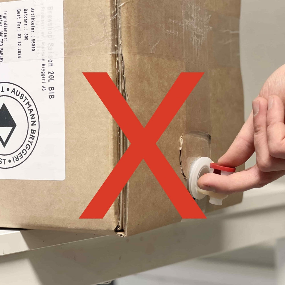 Et stort rødt kryss over et bilde av en hånd som betjener en tut på en bag-in-box med Fresh Wort Kit Dispense Clip - Black Edition, som viser at denne handlingen er feil.