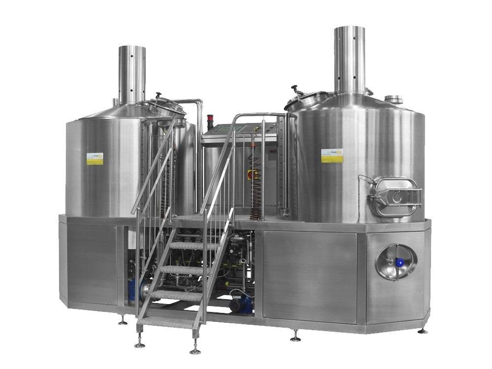 EasyBraus COMPACT-BRÄU 2,5-10 HL (Bestillingsvare) har bryggetanker i rustfritt stål som er forbundet med rør og en sentral kontrollplattform med trapper, noe som muliggjør fleksibel konfigurasjon for effektiv bryggeridrift.