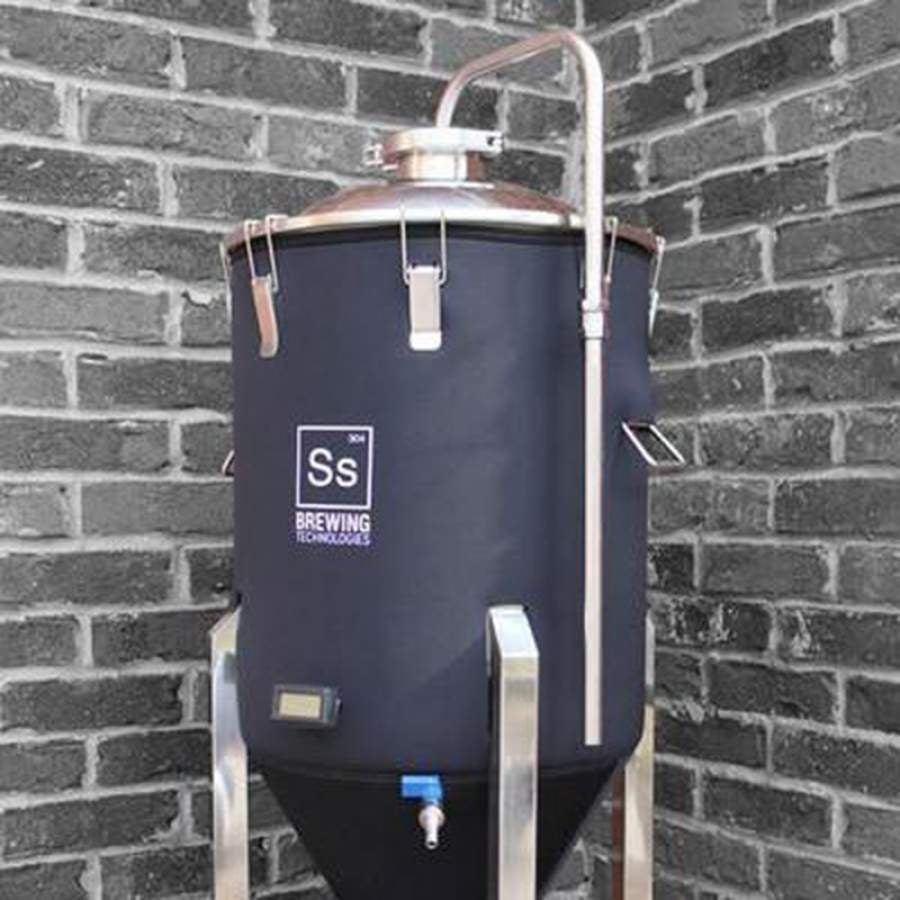 Ss Brewtech Blow-off cane 3" TC for Chronical 64L (halv tønne) er vist festet til en konisk fermenter med svart isolasjonsmantel, plassert på en metallramme mot en murvegg.