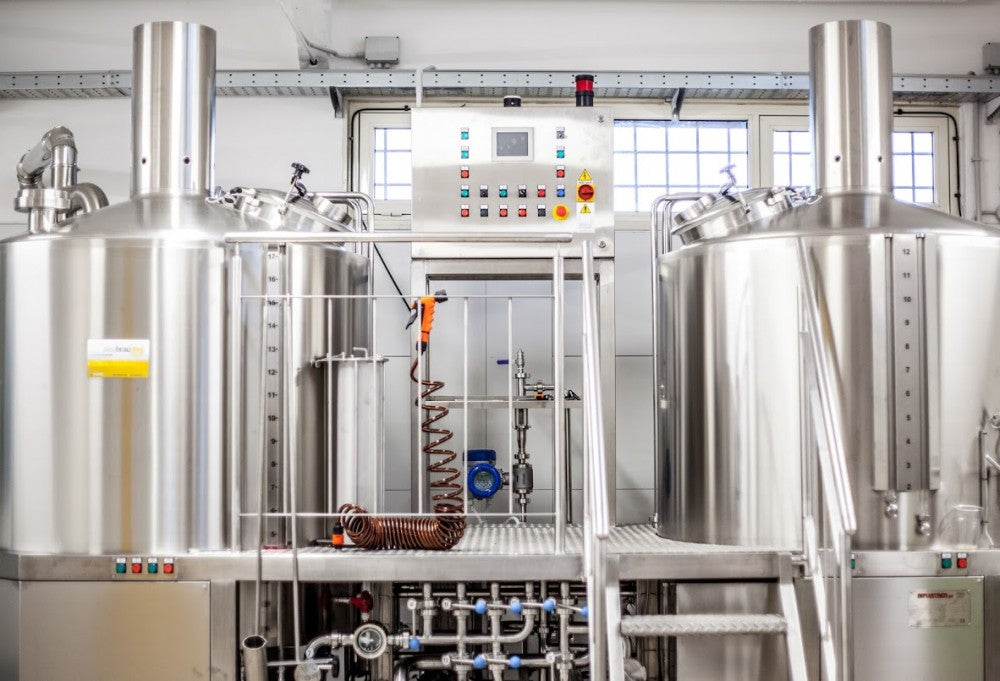 EasyBrau COMPACT-BRÄU 2,5 - 10 HL (Bestillingsvare) har en konstruksjon i rustfritt stål med to gjæringstanker, kontrollpanel, rør og ventiler - pris og konfigurasjon tilgjengelig på forespørsel.