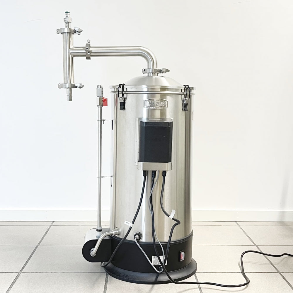 Grainfather Dampkondensator til Grainfather G30 I Steam Condenser - Ny versjon! fra Grainfather er vist med tri-clamp-komponenter, kontrollpanel og strømledninger på et flislagt gulv mot en hvit vegg.