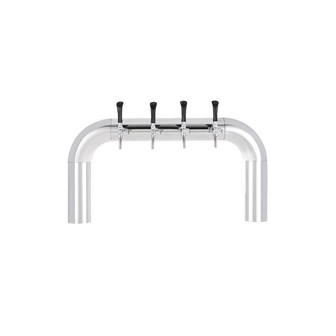Det elegante Lindr Cold Bridge U4-ølkrantårnet i skinnende metall, med fire kraner med svarte håndtak plassert i en horisontal bue mot en ensfarget hvit bakgrunn – et stilig tilskudd til profesjonelle tappeanlegg.