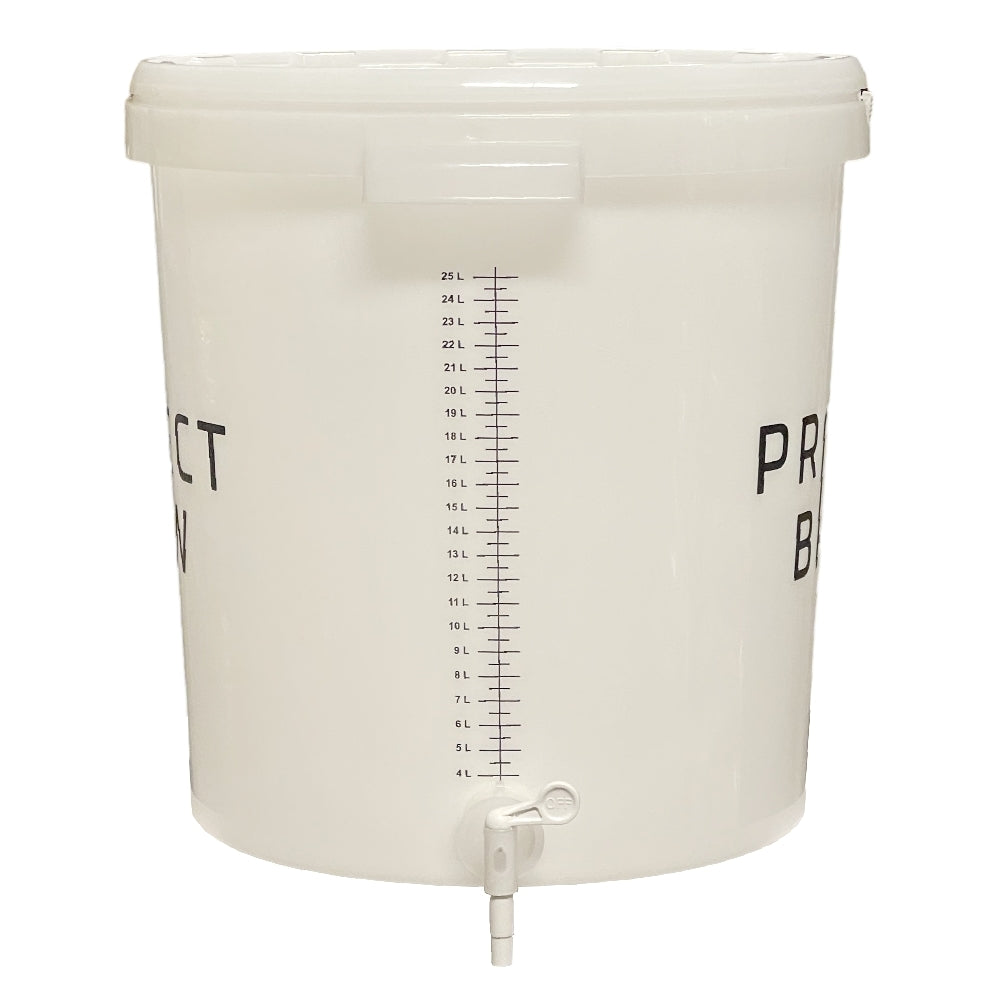 Project Brew Gjæringsbøtte 33L med tappekran og lokk er en næringsmiddelgodkjent hvit plastbøtte med volummåling - perfekt for brygging eller oppbevaring av væsker.
