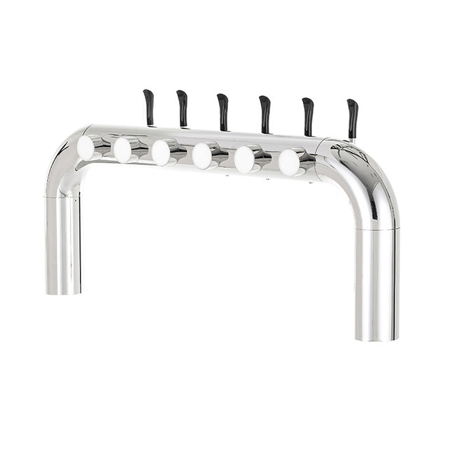 Lindr Cold Bridge U6 Tappetårn, med kromfinish, seks svarte tapphåndtak og seks runde frontplater i rustfritt stål, er avbildet mot en ensfarget hvit bakgrunn.