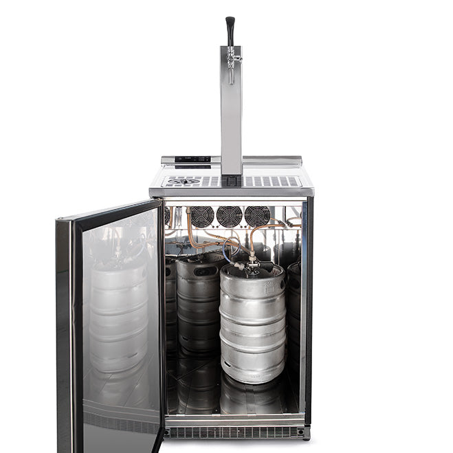 Lindr Combi Cold Bar 50 (Bestillingsvare) er en kegerator i rustfritt stål med en åpen dør som viser tre ølfat inni, et tappeanlegg på toppen og en kjølt lagringsrom for perfekt nedkjølte skjenker.