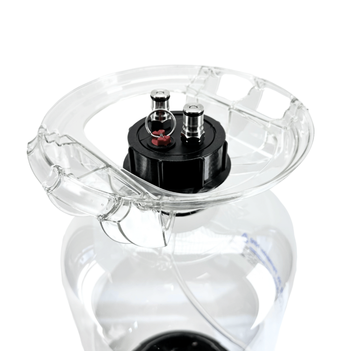 Fermenter King Junior 20L Trykktank & Keg er en gjennomsiktig laboratorieflaske med bred munn, skrukork i plast og to forseglede metallporter for kontrollert tilgang - perfekt som PET-fermenteringstank eller trykkgjæringstank.