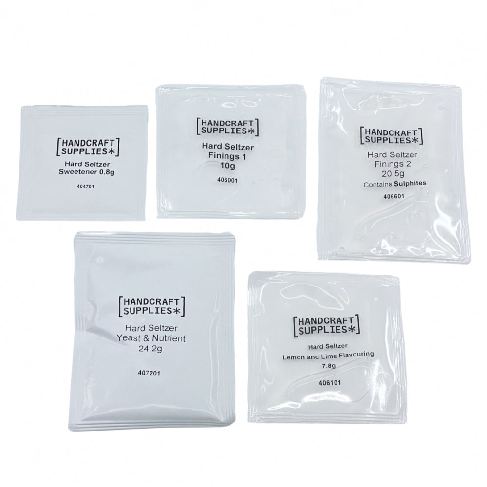Handcraft Supplies Raspberry Hard Seltzer Kit inneholder fem merkede pakker - søtningsmiddel, finings, gjær og næringsstoff og smakstilsetning - pluss 2 kg sukker for hjemmebrygging av forfriskende bringebærseltzer, alt i en gjennomsiktig emballasje.