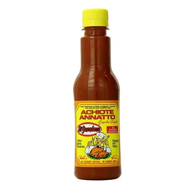 Flaske med Achiote Flytende 300 ml | El Yucateco med gul kork og gul etikett med rød tekst og en illustrasjon av en kokk som holder en stekt kylling. Denne allsidige meksikanske krydderbasen er perfekt for å gi favorittrettene dine en autentisk smak.