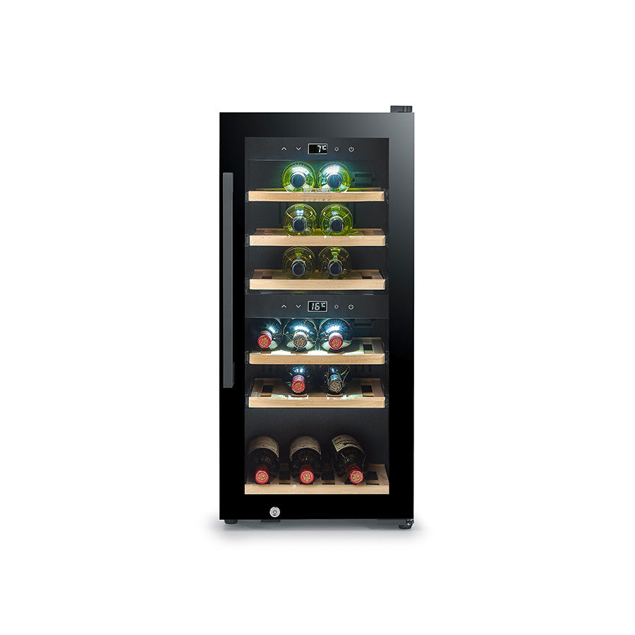 Caso WineExclusive 24 Smart Frittstående vinskap er et svart vinkjøleskap med glassdør, digital temperaturvisning, to temperatursoner og trehyller for oppbevaring av flere vinflasker, avbildet mot en hvit bakgrunn.