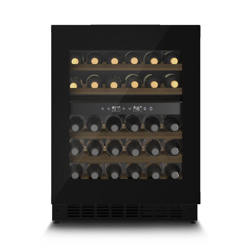 Frontside av Caso WineDeluxe WDU 36 innbyggingsvinskaps i svart, fylt med flasker, utstyrt med et digitalt kontrollpanel og en glassdør som viser tre trehyller og to temperatursoner for optimal vinlagring.