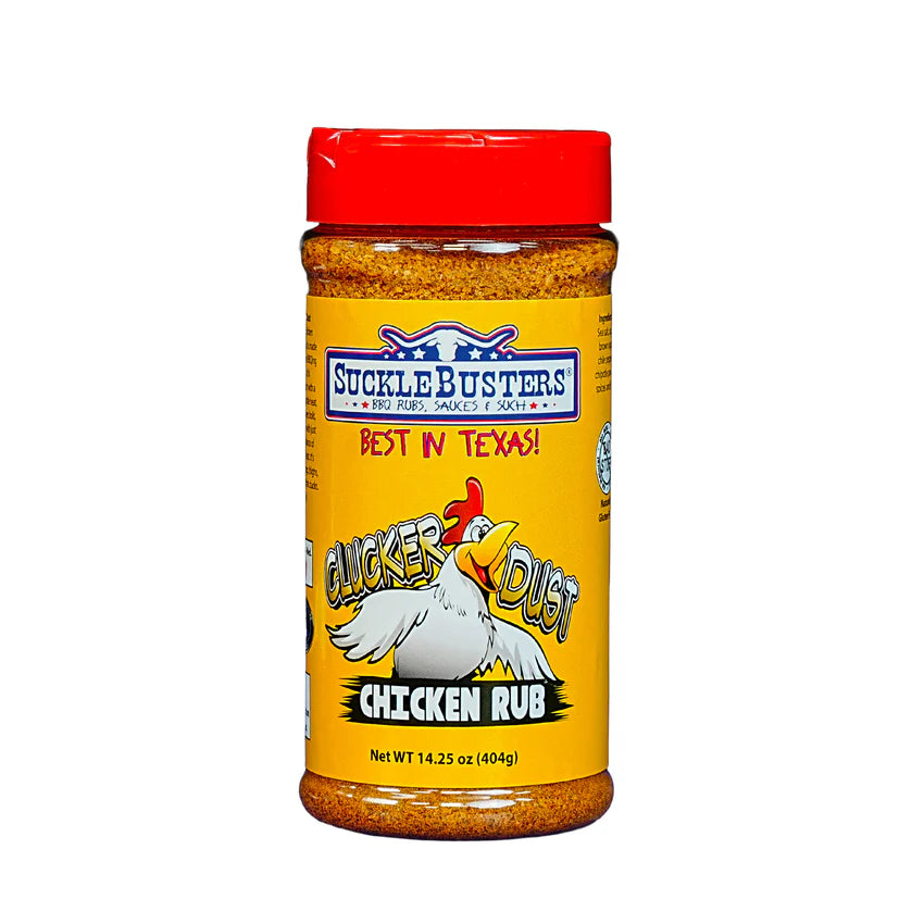 En flaske Sucklebusters Clucker Dust BBQ Rub med rødt lokk, gul etikett og en tegneserieillustrasjon av en kylling. Perfekt som krydderblanding til kylling til din neste grillmiddag med kylling. Nettovekt: 14,25 oz (404 g).