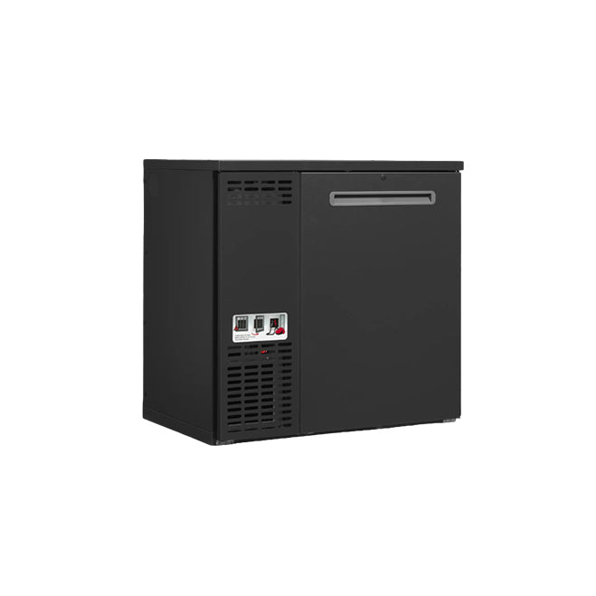 En LINDR DFK-4 L ølfatkjøler (bestillingsvare) i svart, utformet med en solid dør, integrert betjeningspanel og ventilasjonsåpninger, fotografert mot en hvit bakgrunn. Perfekt for profesjonell kjøling og pålitelig lagring av ølfat i krevende kommersielle miljøer.