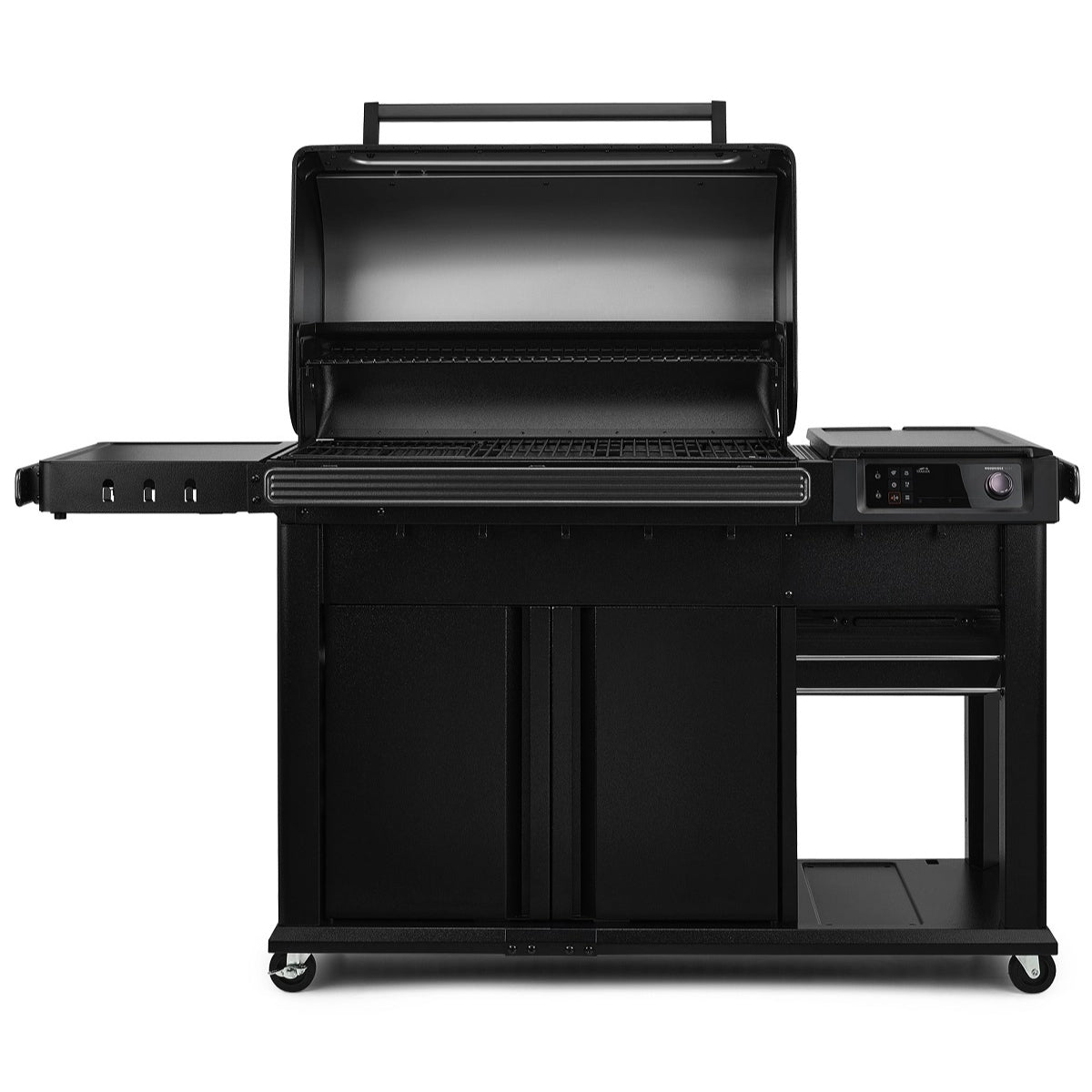 Traeger Woodridge Elite (Forhåndsbestilling) er en stor, svart utendørs pelletsgrill med åpent lokk, sidehyller, kontrollpanel, nedre oppbevaringsskap, hjul for mobilitet og WiFIRE-teknologi for smart grilling.
