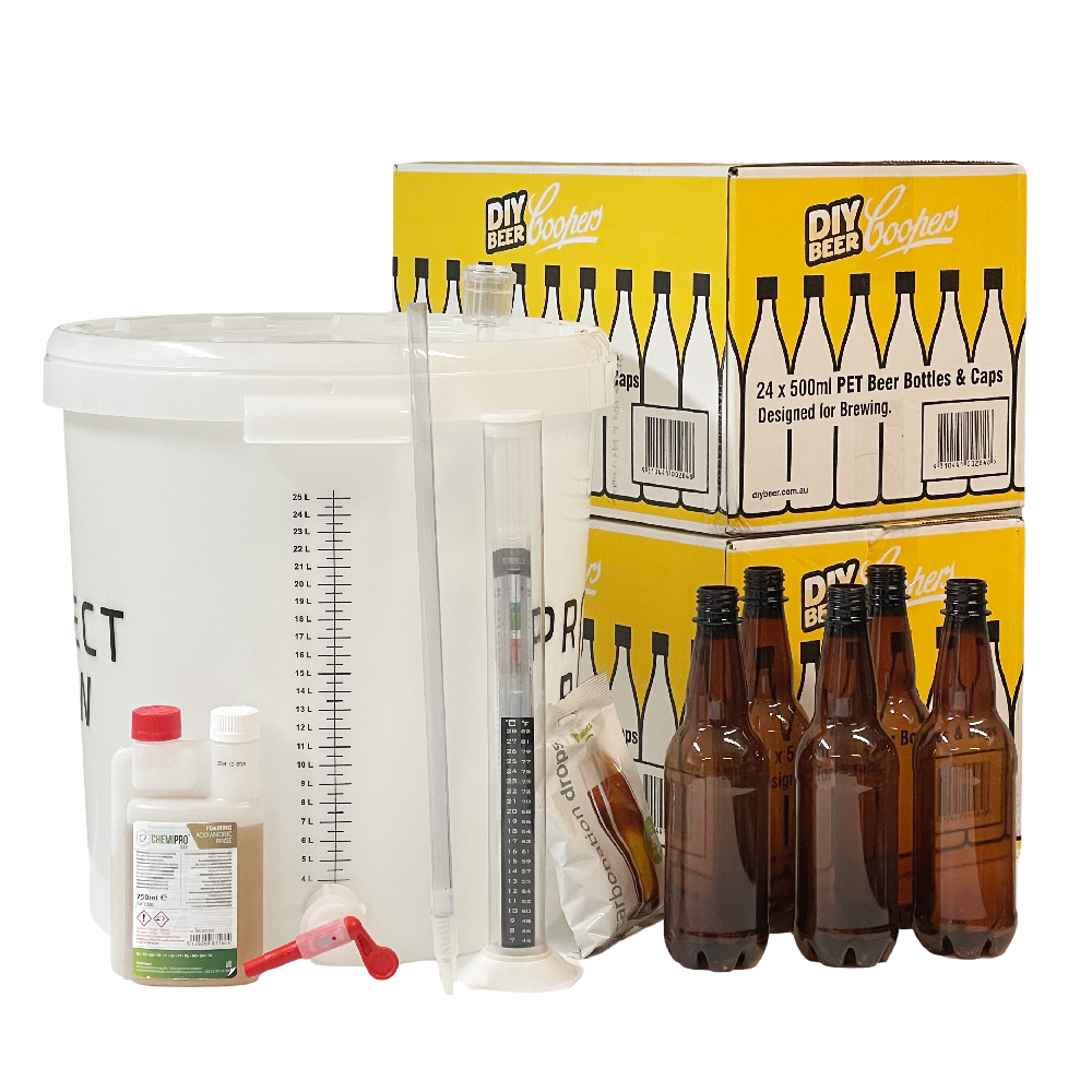 Brewshop Easy Brew - Startpakke for hjemmebrygging inneholder en gjæringsbøtte, hydrometer, PET-flasker med lokk, desinfiseringsmiddel, ingredienser og måleverktøy - alt som trengs for å starte ølbrygging hjemme. Avbildet på hvit bakgrunn.