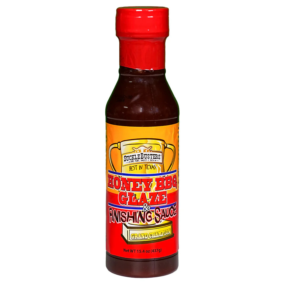 En flaske på 355 ml med «Sucklebusters Honey BBQ Glaze & Finishing Sauce», med rød kork og en etikett i gult, oransje og rødt, inneholder denne smakfulle serveringssausen.