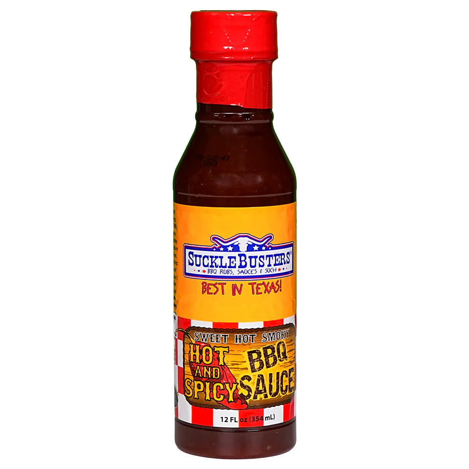En 355 ml flaske Sucklebusters BBQ-saus «Hot & Spicy», med rød kork og oransje etikett der merke og smak er angitt. Denne sterke og krydrede BBQ-sausen byr på kraftige smaker som passer perfekt for de som ønsker ekstra styrke.