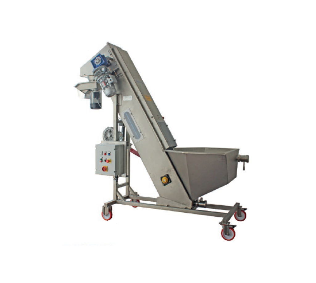 Fruktkvern, sorteringsbord og vasker - Komplett Enhet (Bestillingsvare) er en industriell enhet i rustfritt stål med kontrollpanel, beholder, sorteringsbord og fire røde hjul, vist isolert på en hvit bakgrunn.