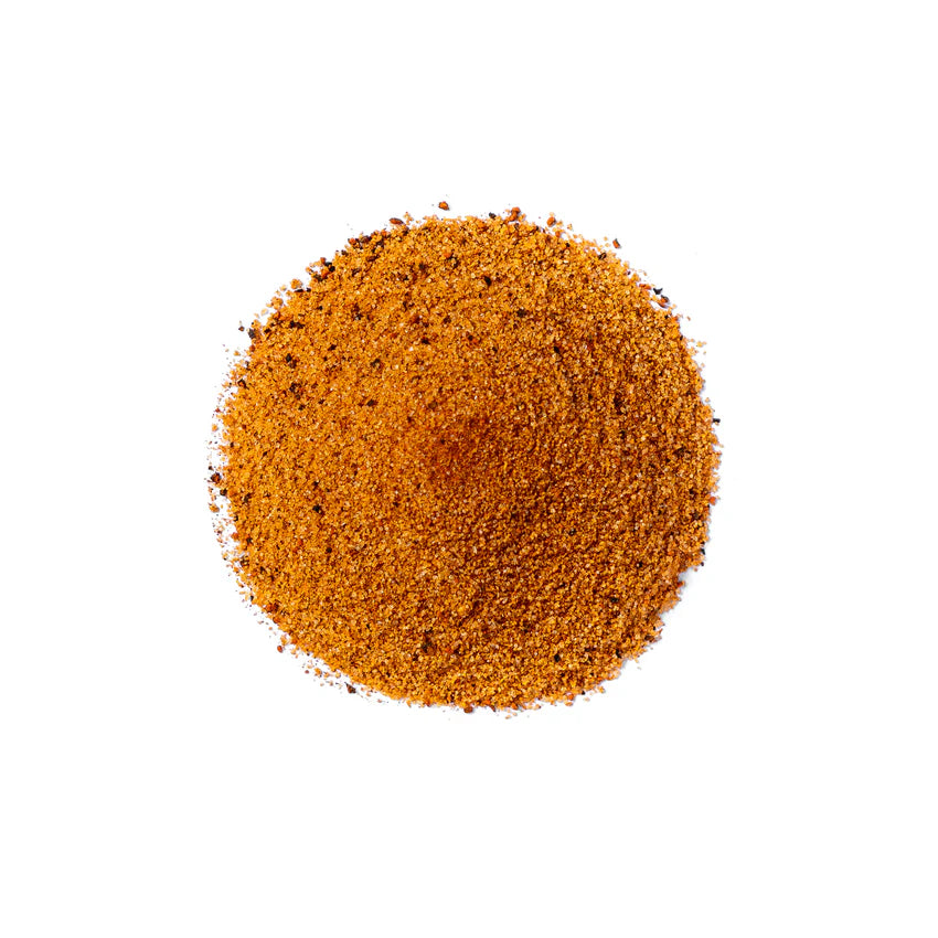 En haug med finmalt, oransjebrun «Sucklebusters Texas Pecan BBQ Rub» (340 g) er plassert midt på en hvit bakgrunn.