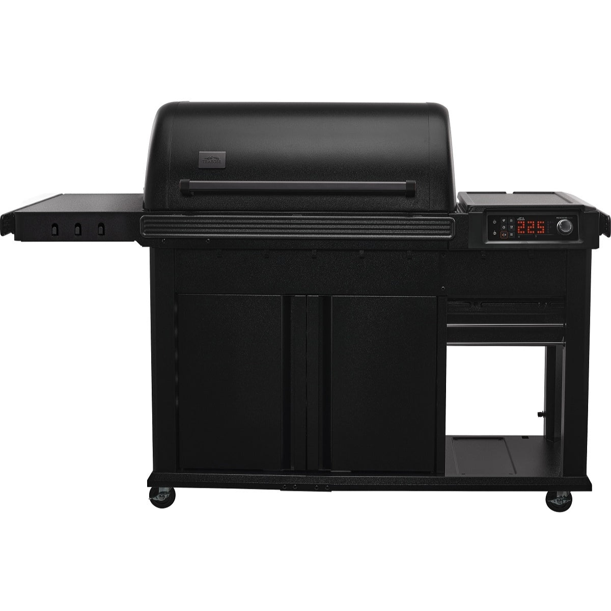 Traeger Woodridge Elite (Forhåndsbestilling) er en svart pelletsgrill med lukket hette, sidehylle, WiFIRE-teknologi digitalt kontrollpanel, oppbevaringsskap under, og hjul for mobilitet.