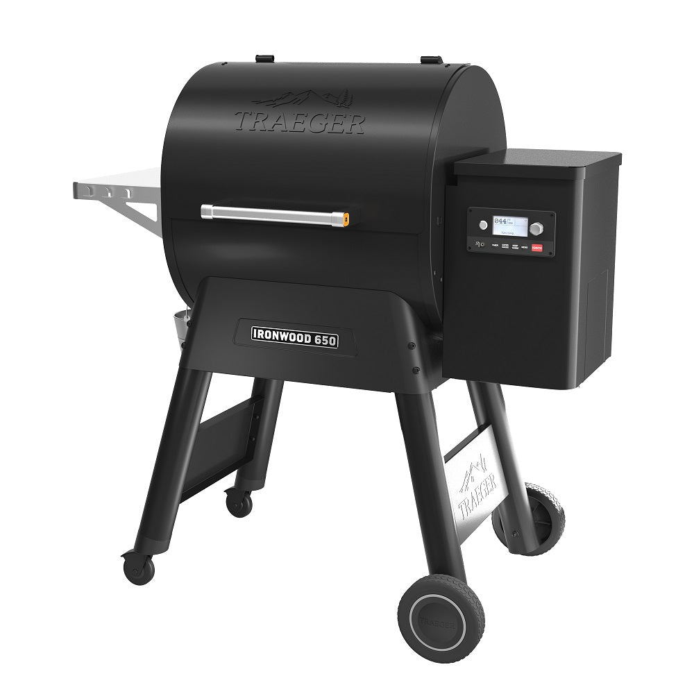 Den svarte Traeger Ironwood D2 650 pelletsgrill har et digitalt kontrollpanel, WiFIRE-teknologi, sidehylle og fire ben med hjul.