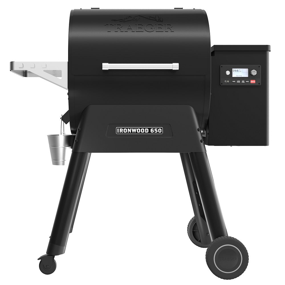 Traeger Ironwood D2 650 pelletsgrill i svart har WiFIRE-teknologi, et digitalt kontrollpanel, dryppbøtte og solide hjulben.