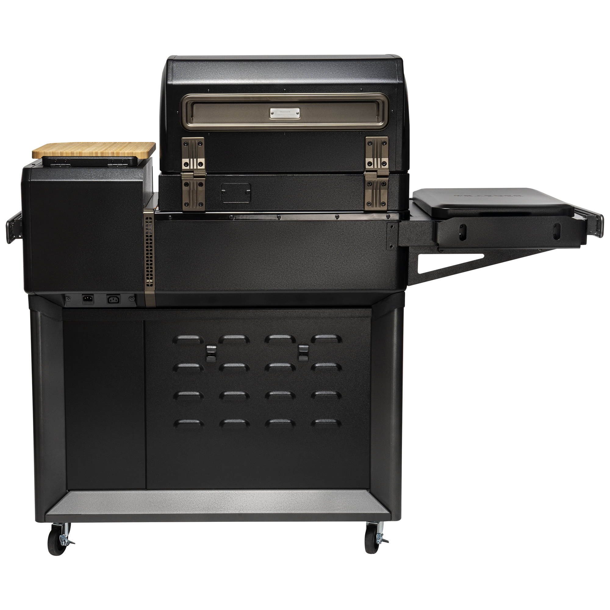 En svart Traeger Timberline L pelletsgrill med lukket lokk, sidehyller, oppbevaring, skjærebrett i tre og hjul - perfekt for utendørs matlaging.