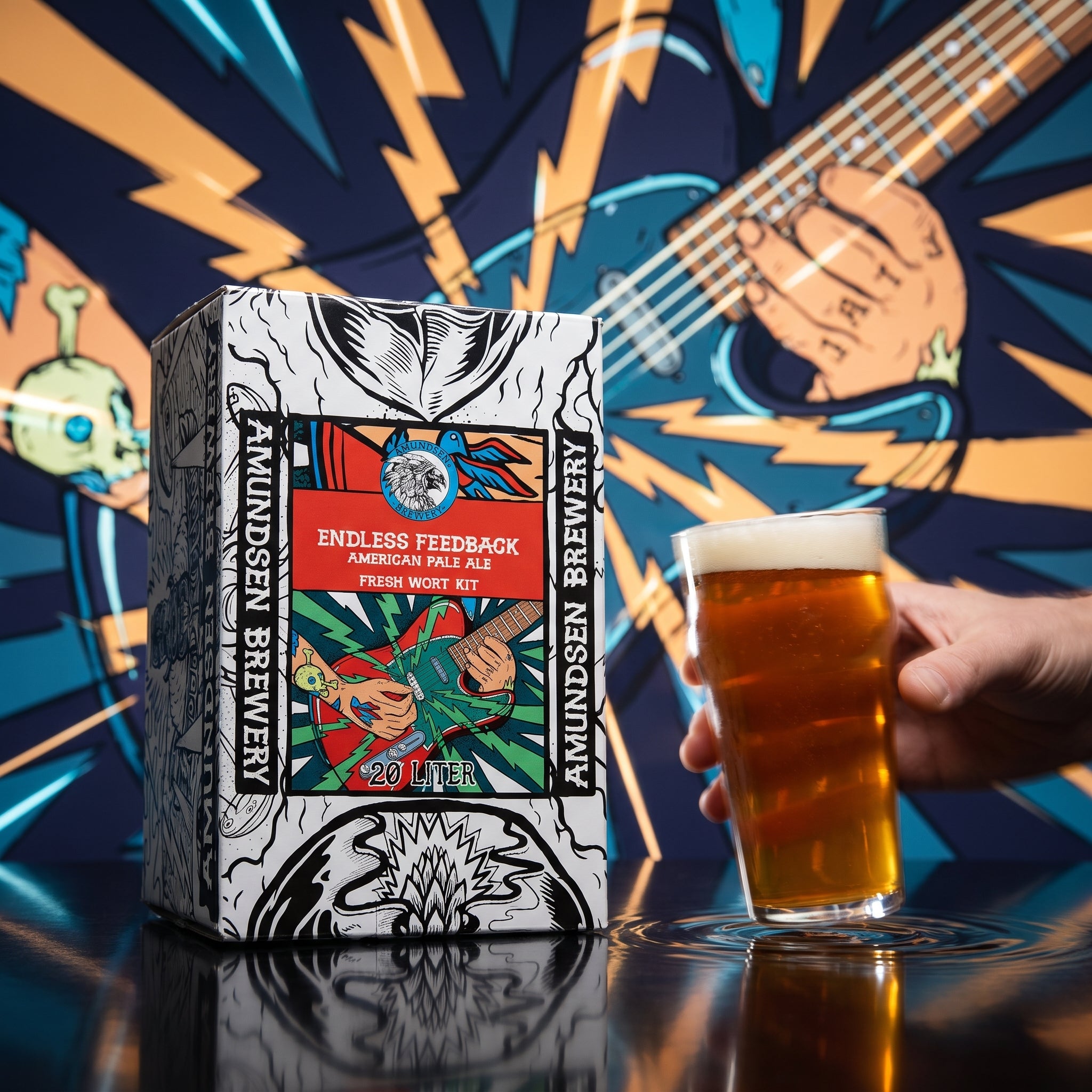 En hånd holder et glass med ravfarget øl ved siden av et «Amundsen Endless Feedback American Pale Ale – 20L Fresh Wort Kit», med en levende, illustrert bakgrunn med en gitar i forgrunnen.
