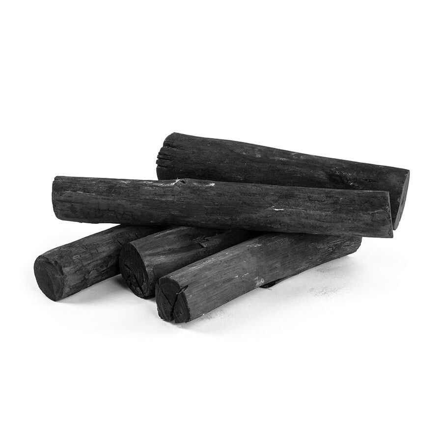 En 1 kg pakke BBQ Flavour Binchotan White Eucalyptus-kull, ideelt for én grilløkt, er vist med fire svarte vedkubber som er stablet pent på en hvit bakgrunn.