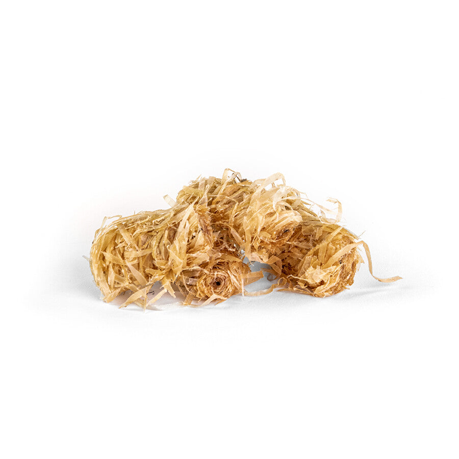 Tre små bunter med BBQ Flavour Wood Wool Opptenningsull er arrangert på en hvit bakgrunn, ideelt for miljøvennlig opptenning.