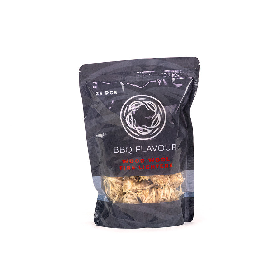 En svart pose med lukkemekanisme merket BBQ Flavour Wood Wool Opptenningsull - 25 stk, med lyse, miljøvennlige opptenningslightere inni.