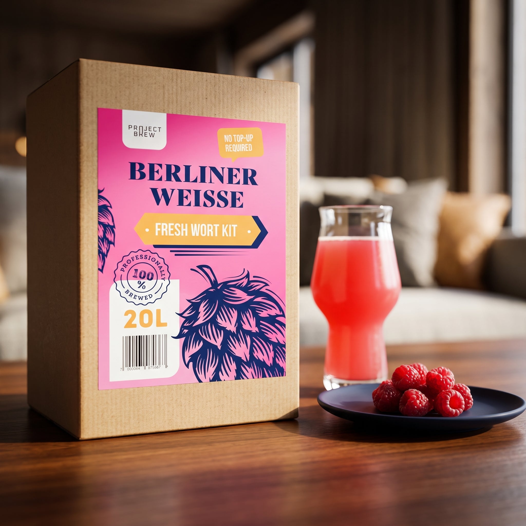 En eske med «Berliner Weisse» – 20 liter fersk vørtesett – står på et bord ved siden av et glass rosa øl og en tallerken med bringebær, noe som perfekt fremhever den syrlige smaken i denne klassiske ølstilen – som blir enda mer livlig med tilsetning av bringebærpuré.