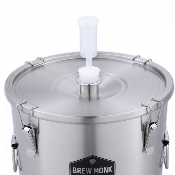 Lock i rostfritt stål med silikonpropp och jäsrör på Brew Monk jästank