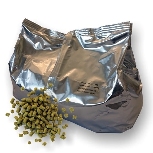 Foran den lå en sølvfarget, vakuumforseglet pose merket "Nectaron 5kg humle pellets 2025 (13,9%)" med grønnbrune pellets.