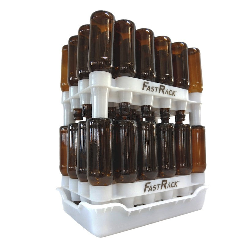 FastBrewing FastRack24 Combo - Startsett er et hvitt tørkestativ for flasker laget av næringsmiddelsgodkjent HDPE, som holder flere opp-ned tomme brune glassflasker i to stablede lag.