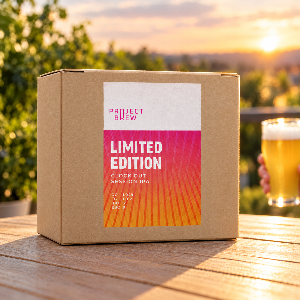 Clock Out Session IPA - Limited Edition allgrain ølsett fra Project Brew på et terrassebord i solnedgang, med et glass lys gyllen session IPA ved siden av