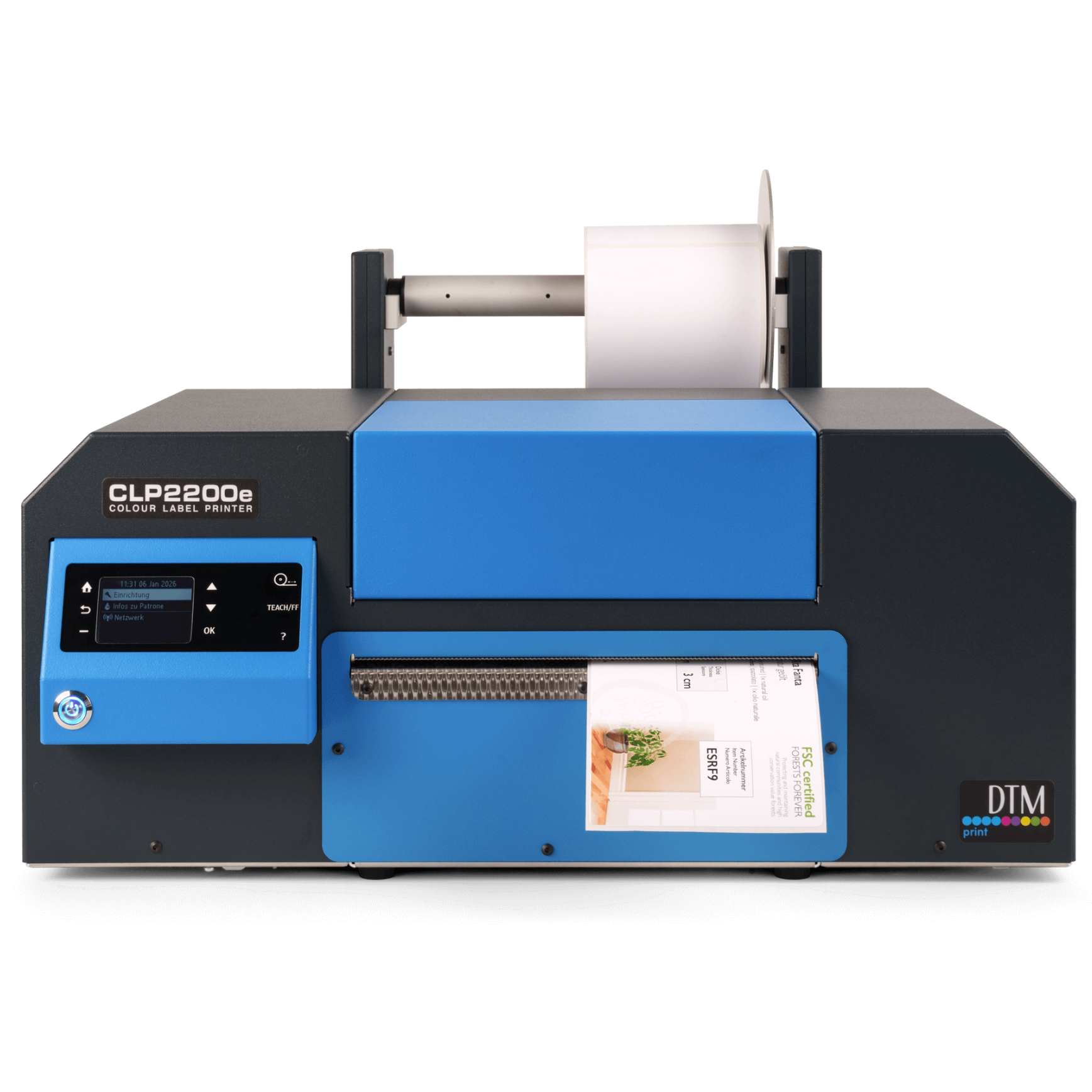 Forfra av DTM CLP2200e fargeetikettskriver (Bestillingsvare) med en etikettrull lagt i og en utskrevet fargeetikett som kommer ut av utmatingssporet.
