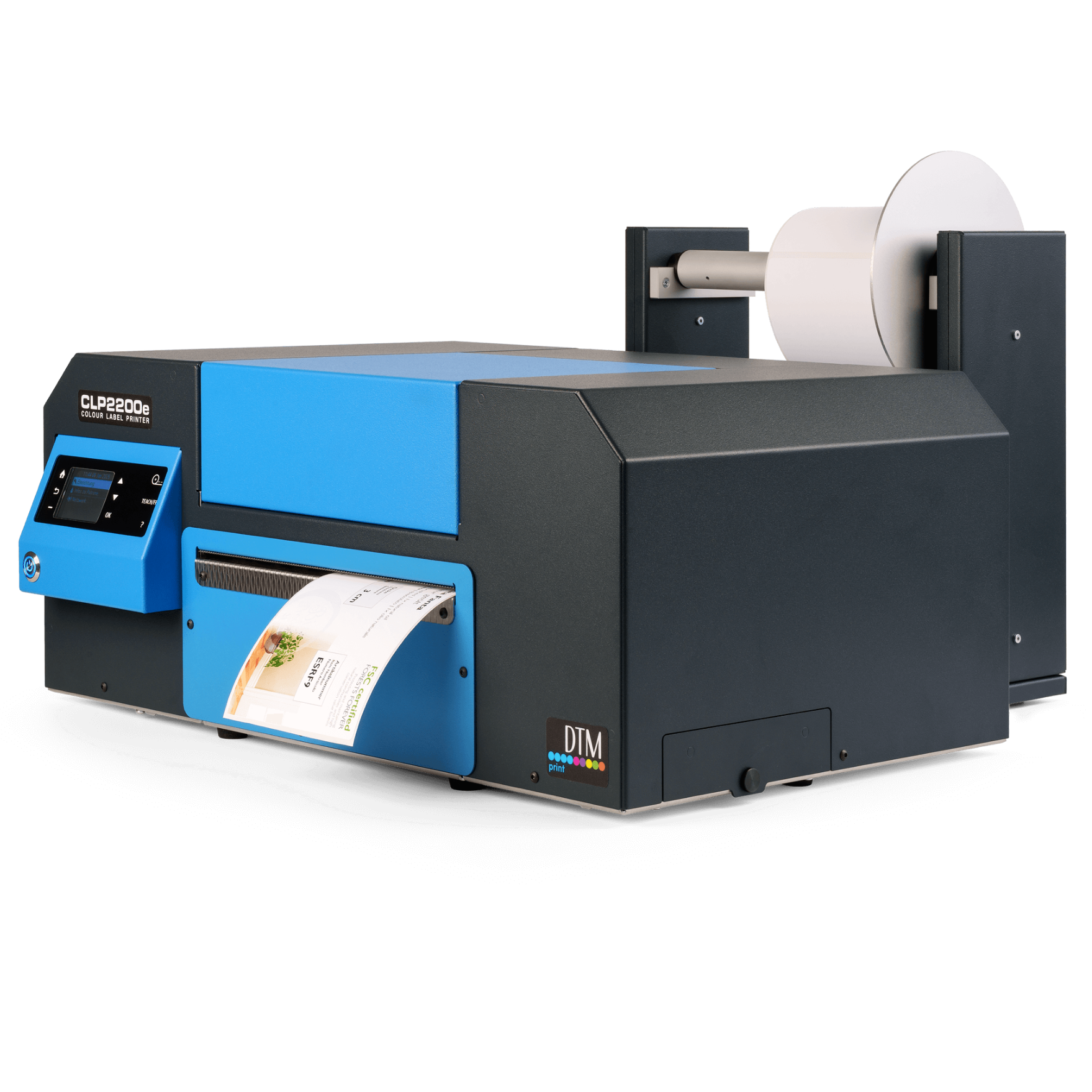 En profesjonell etikettutskrift er i gang når DTM CLP2200e Colour Label Printer (Bestillingsvare), med sitt blå og svarte design, skriver ut en etikett i levende farger fra rullen med blanke etiketter som er lagt inn på baksiden.