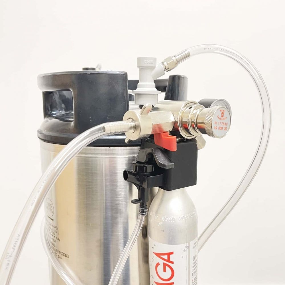 Holder for Sodastream flaske, picnic ølslangesett og regulator (Hiwi) til Corneliusfat