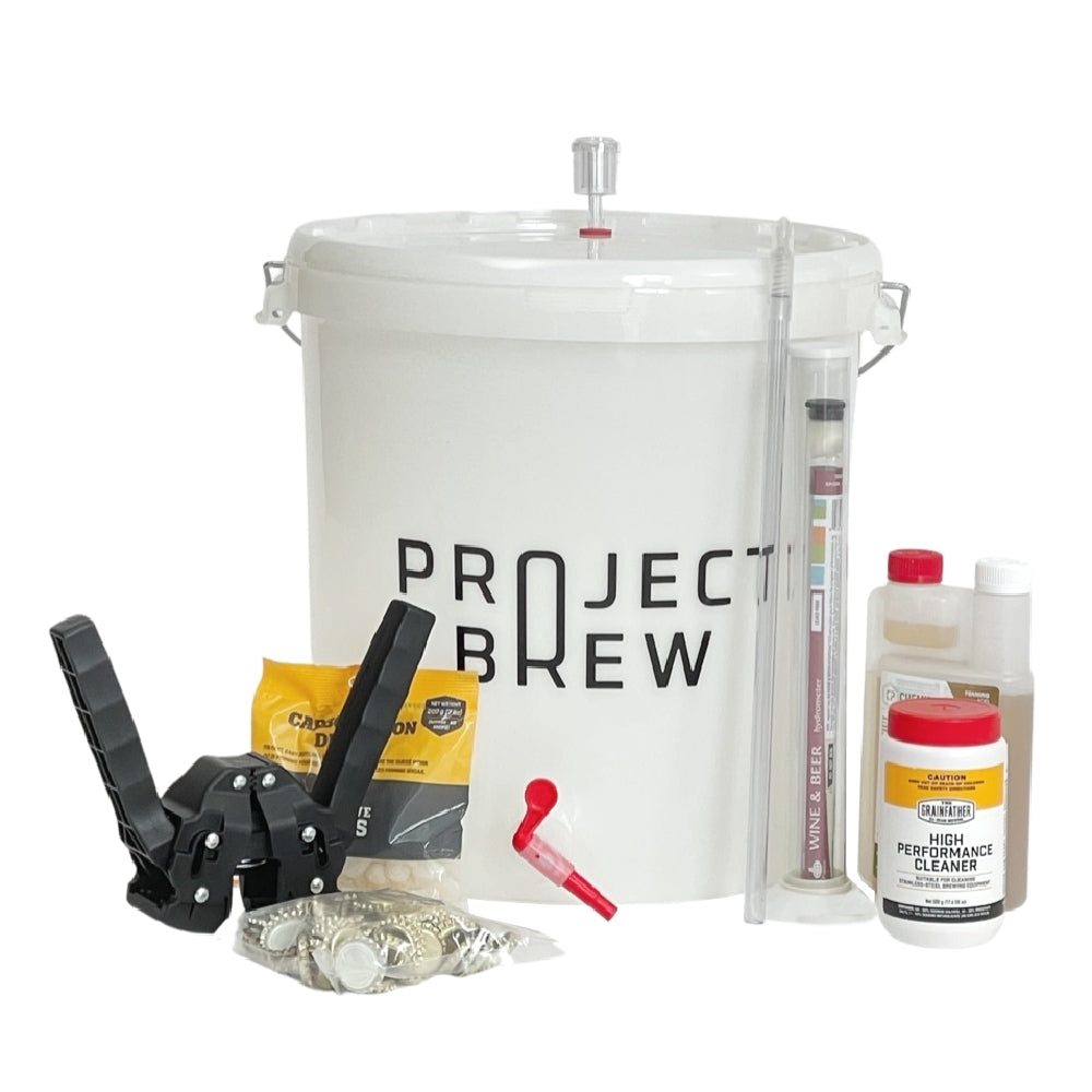 Brewshop Startsett Basic inneholder en gjæringsbøtte, flasker, kapsler, korker, desinfiseringsmiddel, ingredienser, hydrometer og tilbehør - ideelt for brygging med Fresh Wort Kit, Ekstraktsett eller Hard Seltzer Kit.