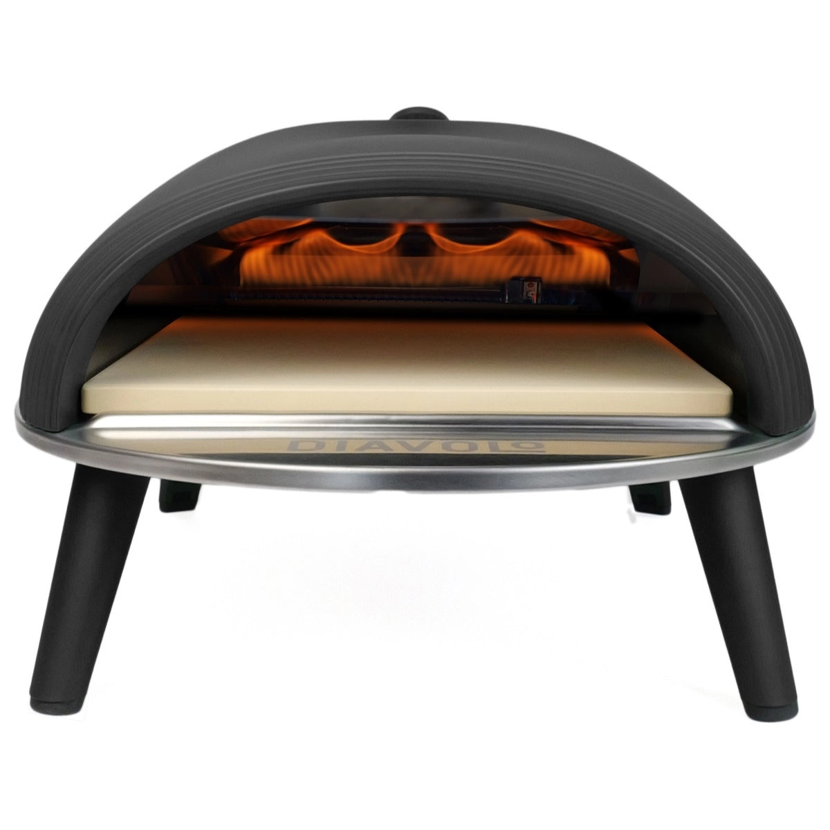 En bordmodell av en utendørs pizzaovn med svart utside, åpen front som viser en brennende flamme og en pizzastein på innsiden, og som står på fire ben. DeliVita Diavolo gassdrevet pizzaovn (sort) er lett å flytte rundt, noe som gjør den til den perfekte bærbare pizzaovnen for sammenkomster i hagen.