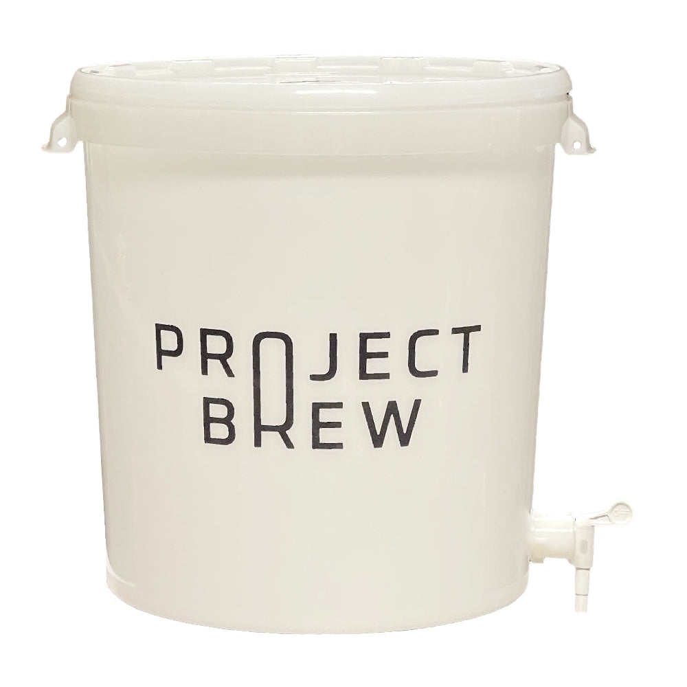 En hvit 33L Project Brew Gjæringsbøtte med tappekran og lokk, godkjent for matvarebruk, med en tappekran nederst på høyre side.