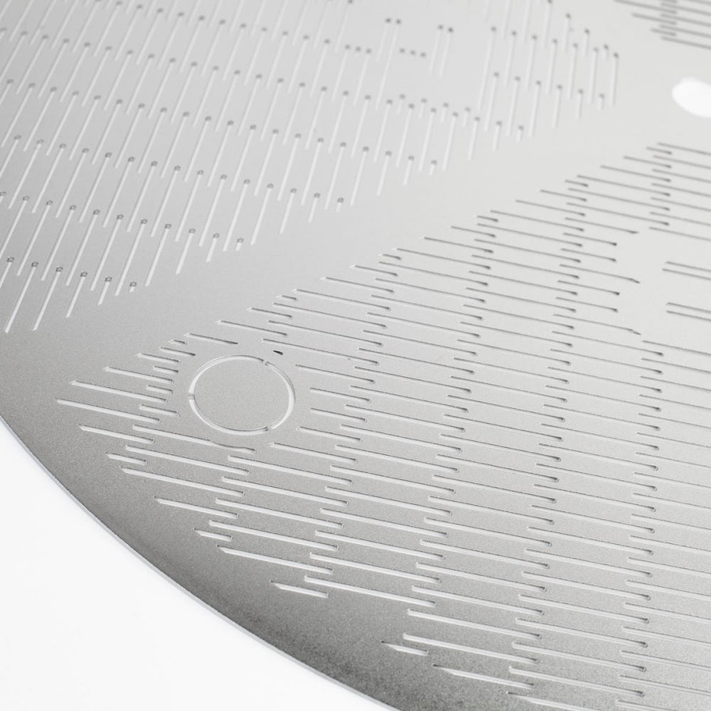 Nærbilde av Brewtools Filter, Laserkuttet for B40pro, som viser den metalliske, sirkulære overflaten med etsede linjer og geometriske mønstre.