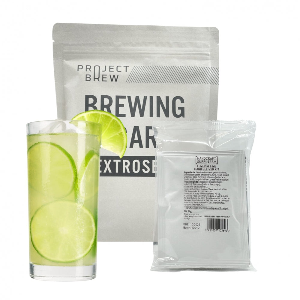 Et glass med lime- og agurkvann står ved siden av to sukkerpakker fra Handcraft Supplies Lemon & Lime Hard Seltzer Kit - perfekt til din neste sitron-limeseltzer eller hjemmebrygging. Den ene pakken viser forsiden, den andre viser ingrediensene.