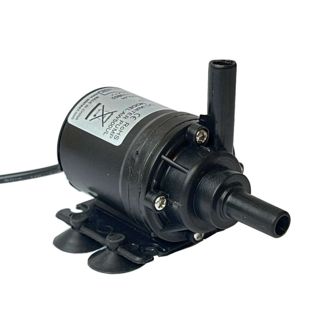 Project Brew Temp Control Pump Kit er en kompakt, svart, elektrisk pumpe med inntaks-/utløpsrør, strømledning og sugekoppsokkel - perfekt for temperaturkontrollgjæring eller bruk med glykolkjøler.