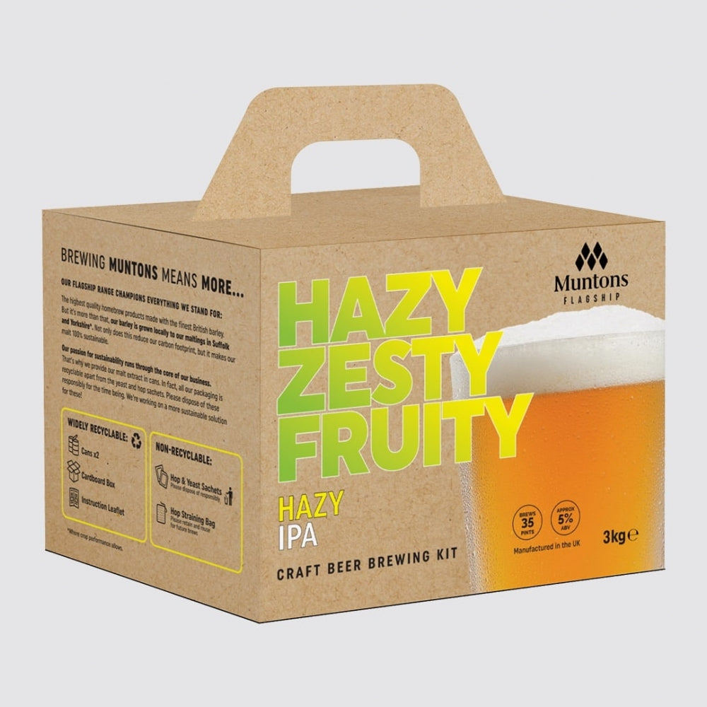 En bæreeske i papp til et Muntons Flagship Hazy IPA-ekstraktsett på 3 kg, med et motiv av et ølglass og tekst som gir informasjon om brygging og gjenvinnbarhet.
