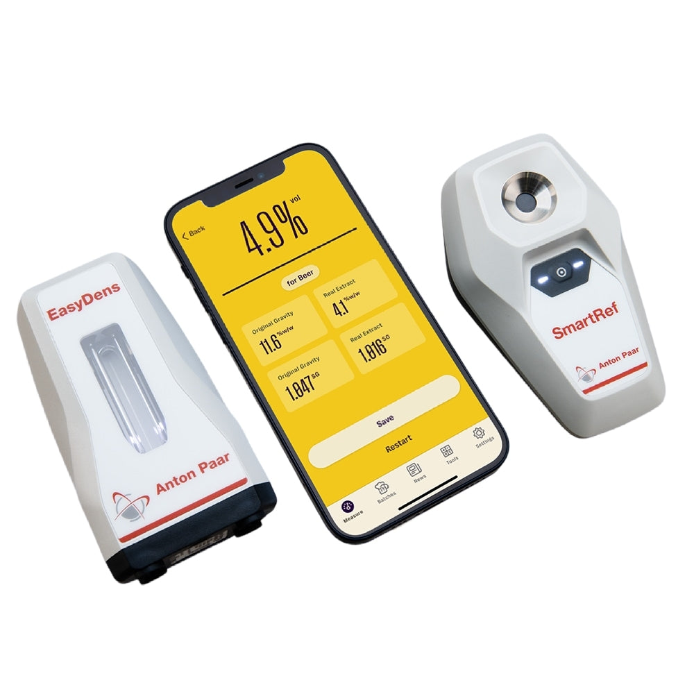 Bildet viser Anton Paar EasyDens & SmartRef Combo: en digital densitetsmåler, et refraktometer og en smarttelefon som viser alkoholinnholdet (f.eks. 4,9 %) i måleappen.