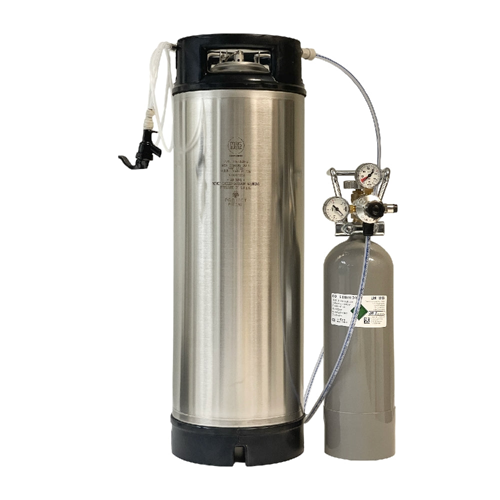 Brewshop Fatpakke 20 liter Corneliusfat inneholder et 20 liters fat i rustfritt stål med tappekran og klar slange, samt en grå CO2-tank med presisjonsregulator og målere - perfekt for din ølstartpakke.